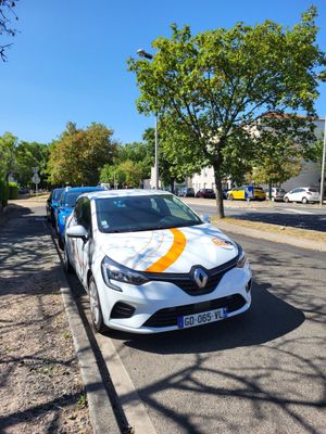 une voiture blanche garée sur le bord de la route