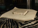 un tapis à motif zébré posé au sol, à côté d'une table basse
