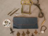 un sac à main bleu orné d'une multitude d'éléments divers