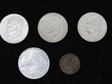 quatre types différents de pièces d'argent sur un fond noir