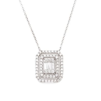 COLLIER composé d'un motif rectangulaire retenu par une chaî…