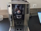 une machine à café posée sur un comptoir dans une cuisine