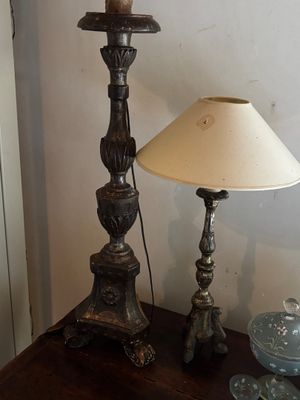 une lampe posée sur une table à côté d'une lampe