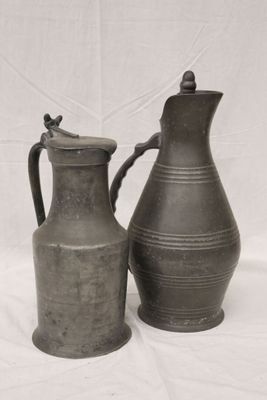 deux vases posés l'un à côté de l'autre sur une surface blanche