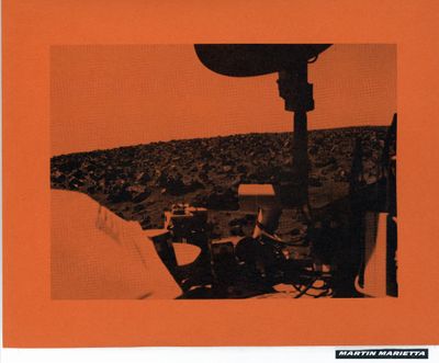 la couverture d'un livre sur laquelle figure l'image d'un homme assis sur une chaise devant un appareil photo