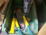 une boîte verte contenant des outils et un marteau