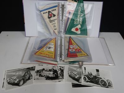 plein de vieilles voitures dans une boîte posée sur une table