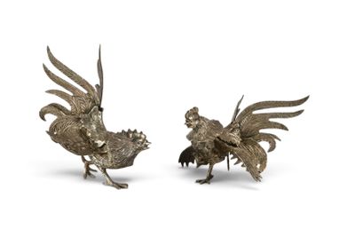 paire de figurines de coq en métal argenté sur socle