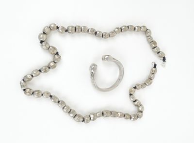 collier, bracelet et bague sur fond blanc