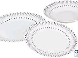 deux assiettes blanches ornées de points noirs sur fond blanc