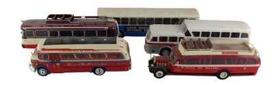trois petits bus rouges et blancs et une voiture posés sur une surface blanche