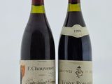 deux bouteilles de vin posées l'une à côté de l'autre sur une table
