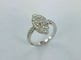 gros plan d'une bague en diamant sur une surface blanche