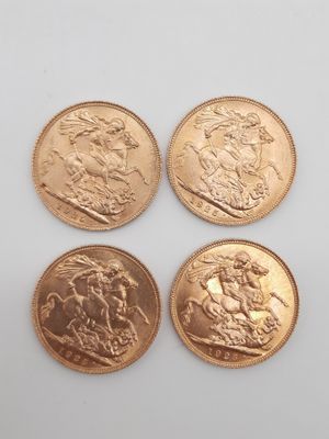 quatre pièces de monnaie britanniques différentes sur un fond blanc