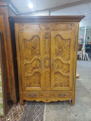 une armoire en bois qui se trouve dans une pièce