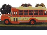 une maquette de bus et d'une voiture sur l'herbe