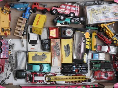 une boîte remplie de petites voitures et de petits camions