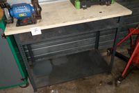 1 touret SCHEPPACH et 2 établis cornières en métal gris et plateau en 