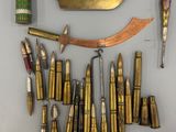 tout un tas d'objets divers accrochés au mur