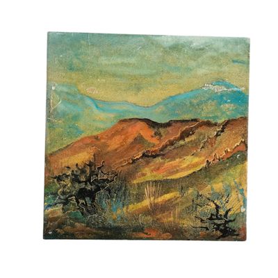 une image représentant un tableau représentant une scène désertique avec des montagnes en arrière-plan