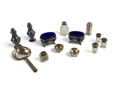 de nombreux objets en verre argenté et bleu posés sur une surface blanche
