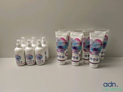 Plusieurs tubes de dentifrice sont alignés sur une table