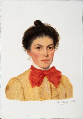 portrait d'une femme en robe jaune avec un nœud rouge