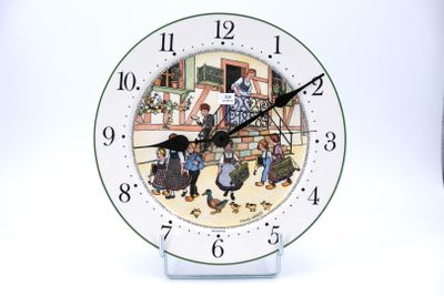 une horloge sur laquelle figure une image représentant des personnes