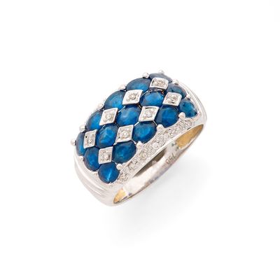 une bague en saphir et diamants, signée Van Cleef