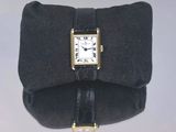 un sac noir sur lequel est fixée une montre