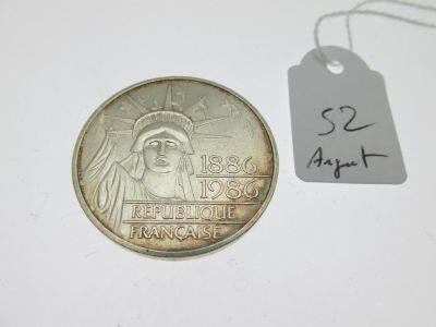 une image représentant une pièce de monnaie sur laquelle est posée une étiquette de prix