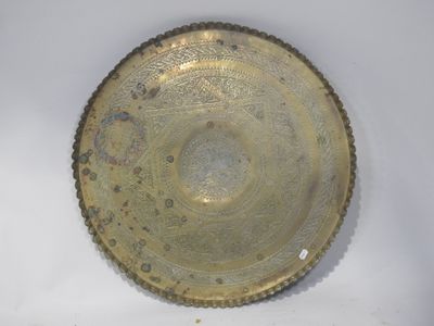 une assiette en or posée sur une surface blanche