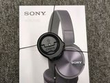 Les écouteurs Sony se trouvent dans la boîte posée sur le tapis.