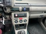 un tableau de bord de voiture avec un volant et des commandes sur le tableau de bord