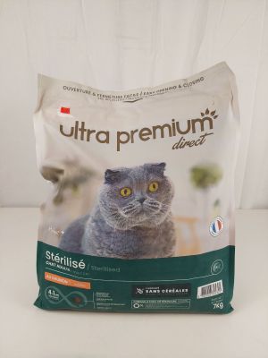 un gros plan sur un sac de croquettes pour chat posé sur une table
