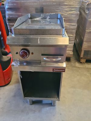 une photo d'une friteuse à gaz professionnelle dans un entrepôt