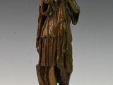 statue en bronze représentant une femme tenant un panier, posée sur un socle en marbre