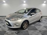 une Ford Fiesta argentée garée sur un sol en carrelage à damier
