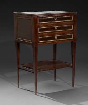 une table de chevet ancienne comportant trois tiroirs et une étagère sur un côté