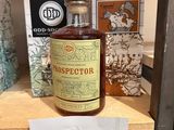 une bouteille d'alcool posée sur une étagère, avec une étiquette de prix