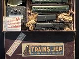 une boîte contenant un train sur une table