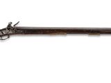 un vieux fusil avec un canon en bois sur fond blanc