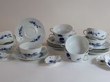 beaucoup de vaisselle et de tasses bleues et blanches sur la table