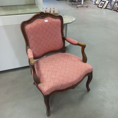 Un FAUTEUIL en bois sculpté à décor de fleurettes , style Lo…
