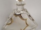 une bouteille en verre transparent ornée d'un motif doré