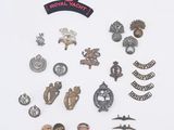 de nombreux pins et badges sur un fond blanc