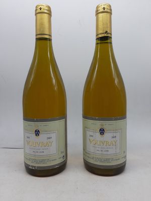 deux bouteilles de vin blanc posées l'une à côté de l'autre sur une table