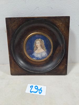 Miniature encadrée : portrait d’une jeune femme coiffée d’un…