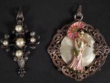 deux pendentifs posés sur une surface noire