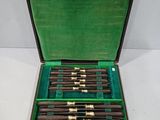 un étui vert contenant six types de stylos différents